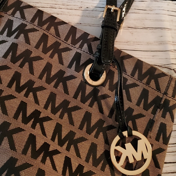 ❌SOLD❌MICHAEL KORS Large Canvas Monogram Tote - Picture 4 of 7